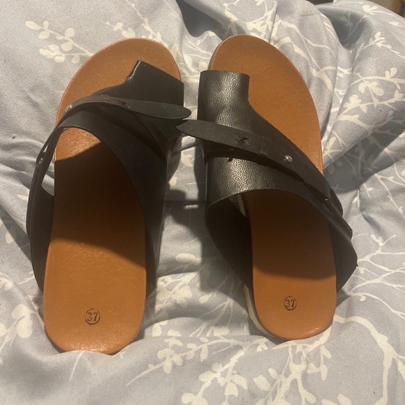 NWOT Size 6.5 Faux Black Leather Slip On - Picture 3 of 9